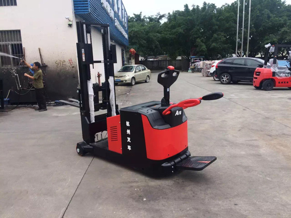 杭州叉車：選購電動堆高車，要學會多角度考慮！