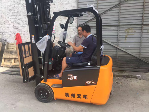 杭州叉車：客戶問我三支點電動叉車的缺點